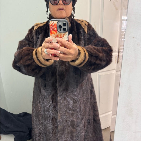 Light weight mink coat brow and Carmel. Size medium/large - Picture 8 of 12